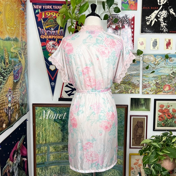 Vintage Floral Robe - Picture 5 of 7